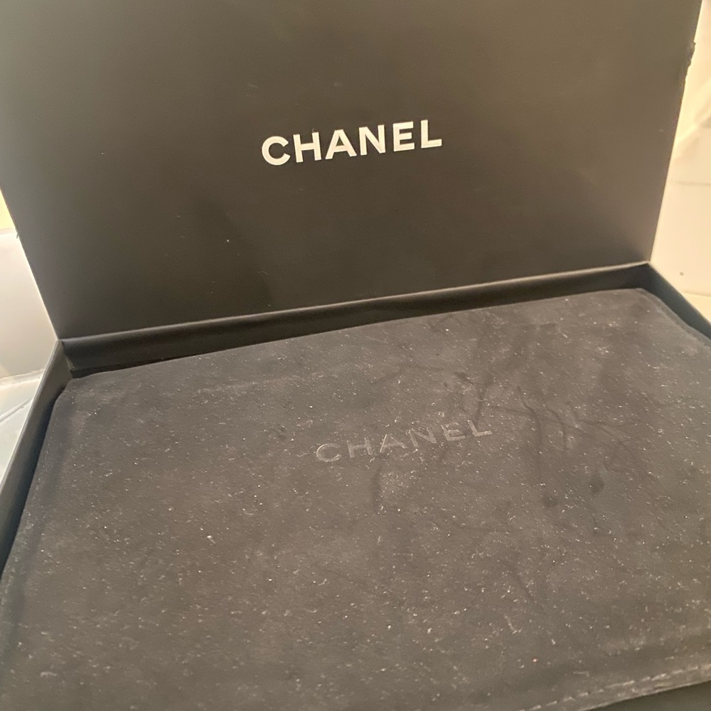 Authentic Chanel 5 CC Silver/Pearly White Necklace - Picture 4 of 5